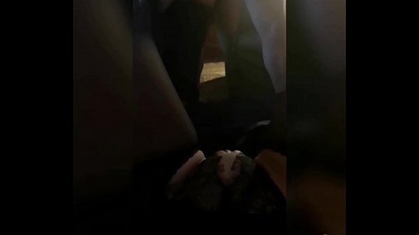 तातो MJM। श्रीमानले आफ्नी श्रीमतीको अगाडि प्रेमिकालाई चुद्छन्। श्रीमतीको चूत भिजेको छ, उसको फोहोर कल्पनाले दिमागलाई छोयो