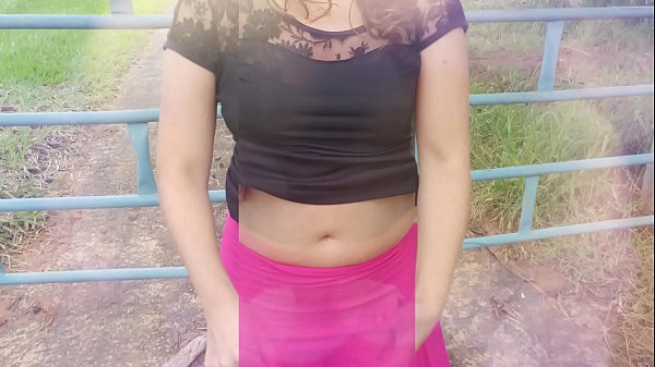 खेतमा खेल्दै, एक वास्तविक गृह पत्नी, कुतिया कुतिया र जंगलमा उनको काकीला पति