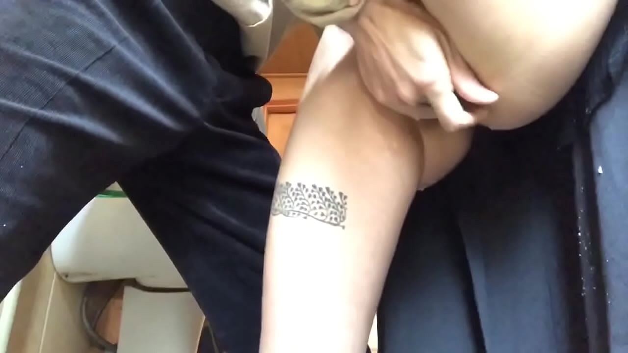 स्कूलको बाथरूममा स्क्वर्ट, एक वास्तविक फ्रोथी चरम उत्तेजित - मेरो शिक्षकले सक्दो गरे