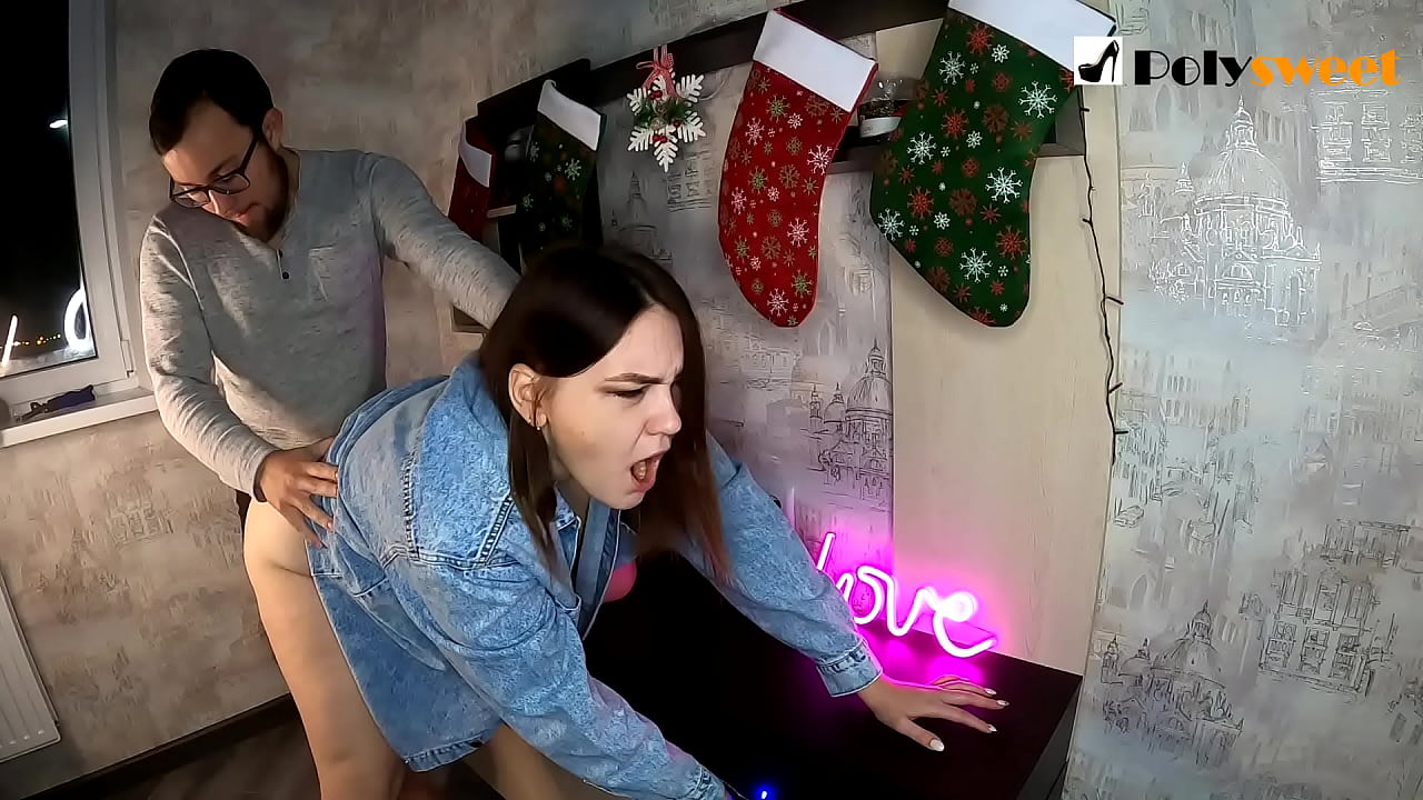 केटा आफ्नो मुख र डिक संग गधा मा एक पोनीटेल संग एक सुन्दर केटी fucking मजा आयो