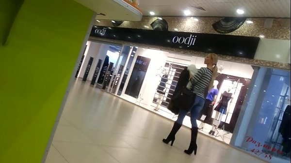 सुपरमार्केटमा चिसो कुखुरा।