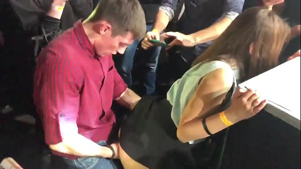 एक रूसी नाइट क्लब मा वास्तविक सेक्स। 18 वर्षीया रूसी युवतीले एक नाइट क्लबमा गुदद्वार र योनीमा चुदाइ